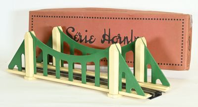 une petite maquette de pont avec une boîte en arrière-plan