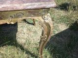 une petite table posée dans l'herbe