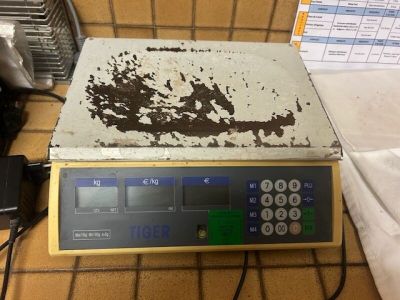 Une balance TIGER Max 15kg Min 100g