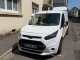 une camionnette blanche garée sur le côté de la rue