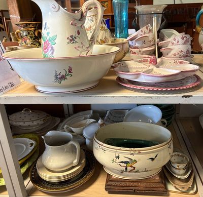 une étagère sur laquelle sont posées de nombreuses assiettes et tasses