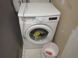 un lave-linge et un sèche-linge dans le coin d'une pièce