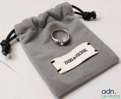 une bague qui se trouve dans un sac posé sur une table