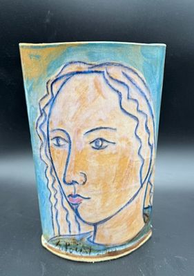 une tasse sur laquelle est représentée une femme
