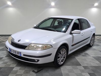 la photo d'une voiture blanche sur un sol en damier
