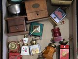 une boîte remplie d'objets variés qui s'y trouvent