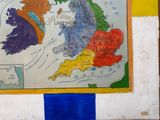 un dessin représentant une carte accroché au mur d'un immeuble