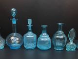 un grand nombre de bouteilles en verre posées sur une table