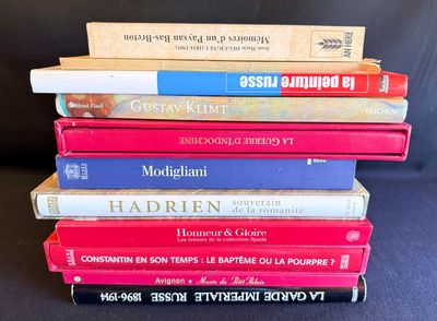 de nombreux livres empilés les uns sur les autres sur un canapé