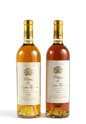deux bouteilles de vin posées l'une à côté de l'autre sur une surface blanche