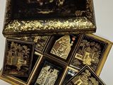une boîte noire et dorée ornée d'images