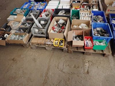 de nombreuses caisses contenant des articles divers, posées sur une palette