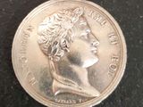 Gros plan sur une pièce de monnaie en argent portant un visage de femme