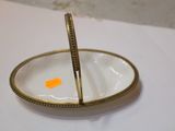 une petite assiette posée sur une table, avec une cuillère dedans