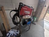 une photo d'un garage avec des outils et du matériel
