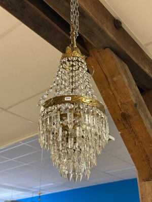 un lustre suspendu au plafond d'une pièce