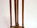 une petite table surmontée d'une horloge