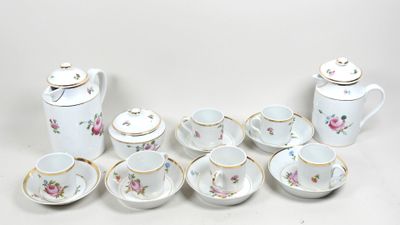 un grand nombre de tasses et de soucoupes sur une table