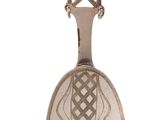 une cuillère en argent ornée d'un motif sur fond blanc