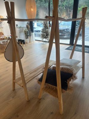 une pièce avec une balançoire en bois et un miroir accroché au mur