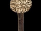 un gros plan d'un objet métallique orné d'un motif floral