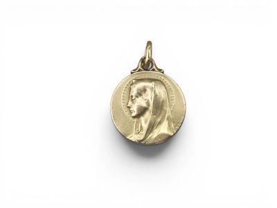 une pièce d'or portant un visage de femme