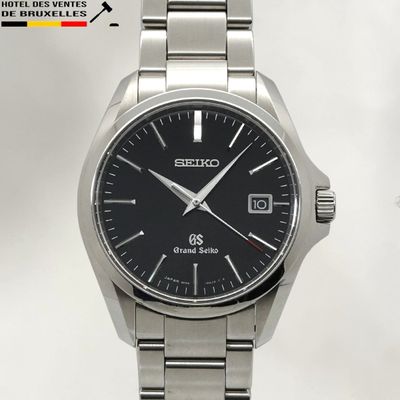 gros plan d'une montre sur fond blanc