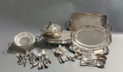 un plateau en argent sur lequel sont disposés des couverts et des cuillères en argent