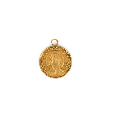 gros plan d'une médaille d'or sur fond blanc