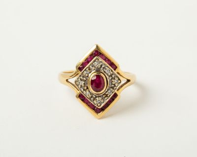 une image représentant une bague en or ornée d'un rubis au centre