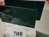 un téléviseur à écran plat posé sur un meuble dans un magasin