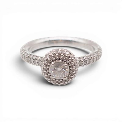 gros plan d'une bague en diamant sur fond blanc