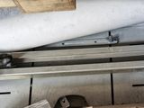 un grand nombre d'outils posés sur une table