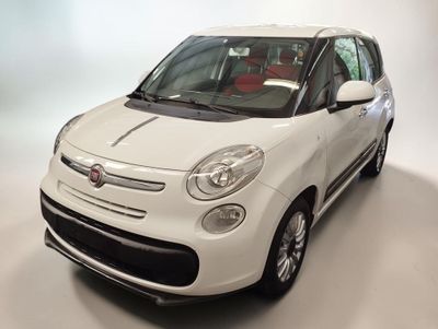 La petite voiture blanche est garée dans la pièce blanche.