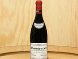 une bouteille de vin posée sur un tonneau