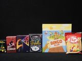 de nombreuses sortes de snacks sur une table noire