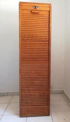 un grand meuble en bois dans le coin d'une pièce