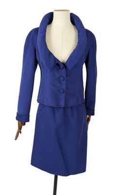 une image d'une robe et d'une veste de femme sur un mannequin