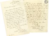deux vieux papiers avec de l'écriture assis l'un à côté de l'autre