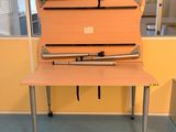 un bureau sur lequel est posée une valise, dans une pièce