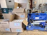 de nombreux cartons posés à même le sol dans l'entrepôt