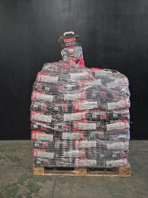 une palette remplie de bouteilles de soda posée sur une palette