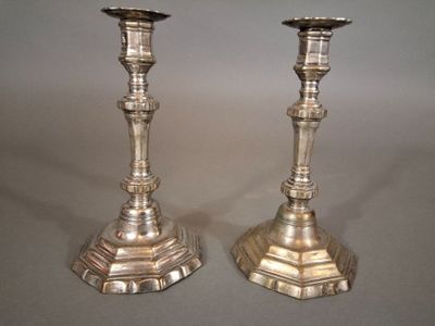 Paire de bougeoirs à pans en métal argenté, la base polygona…