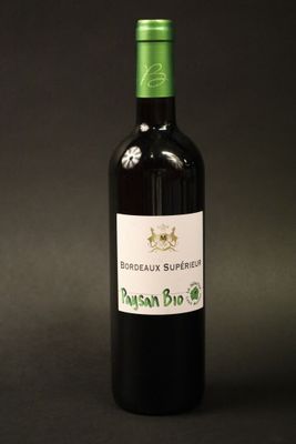 une bouteille de vin posée sur une table
