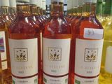 plusieurs bouteilles de vin sont alignées sur une table