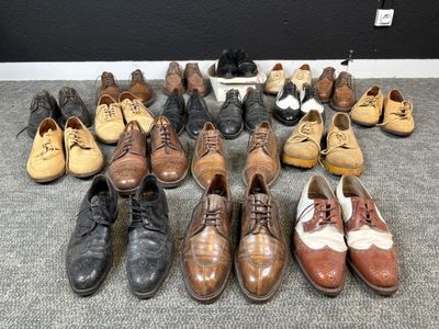 de nombreuses paires de chaussures alignées par terre
