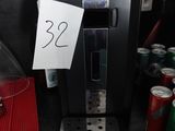 une machine à café, avec son étiquette de prix, posée sur un comptoir