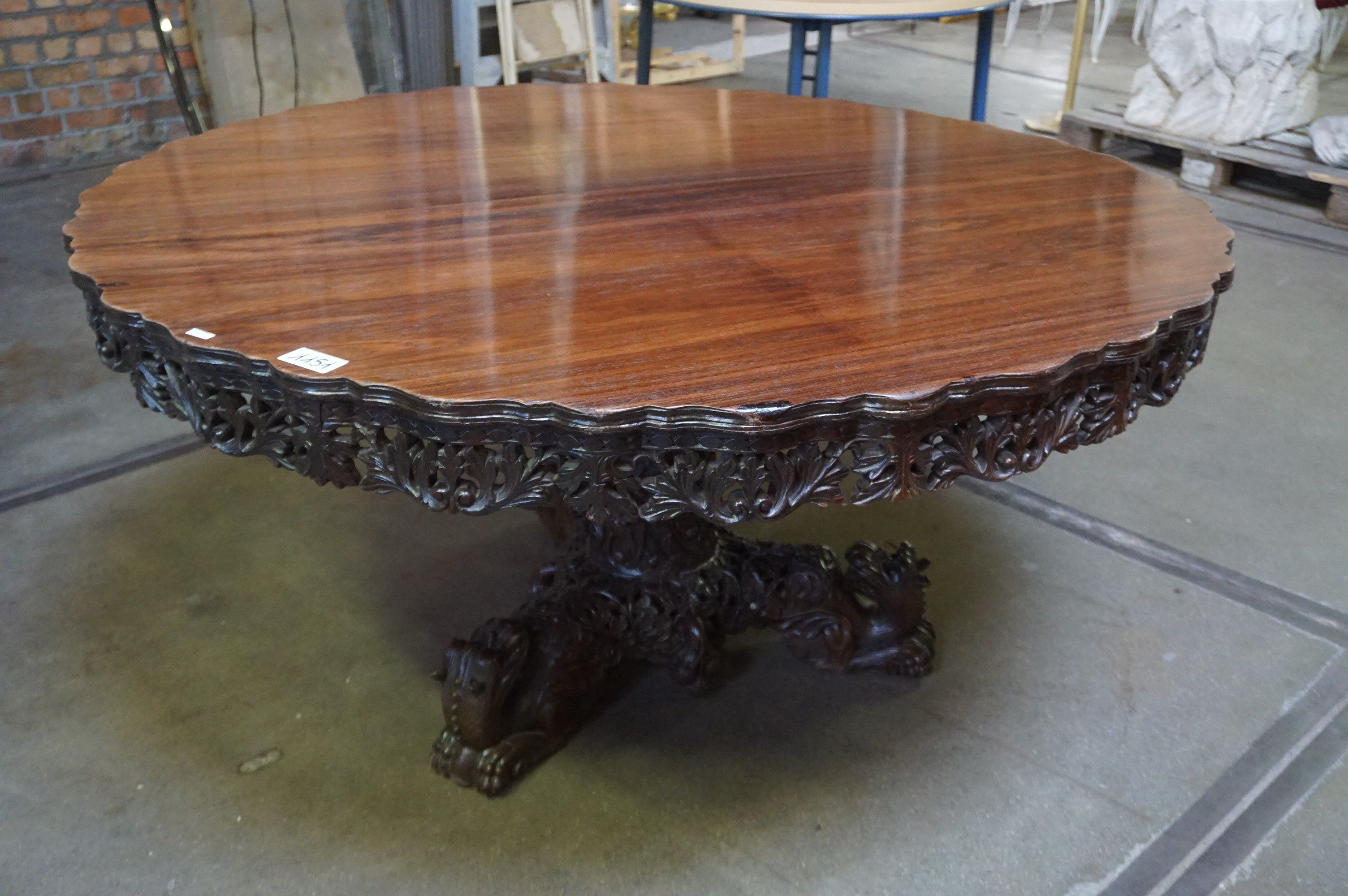magnifique grande table ronde chinoise – reposant sur un pie…