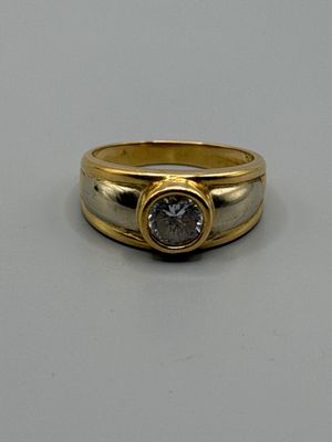 une photo d'une bague en or et en argent sertie d'un diamant brun
