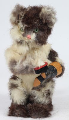 un ours en peluche qui tient une chaussure entre ses pattes